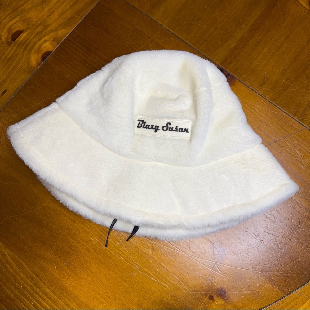 🖤Blazy Susan White Faux Fur Fuzzy Bucket Hat - Picture 4 of 6